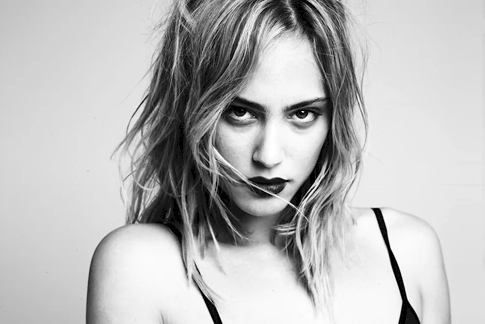 Nora Arnezeder