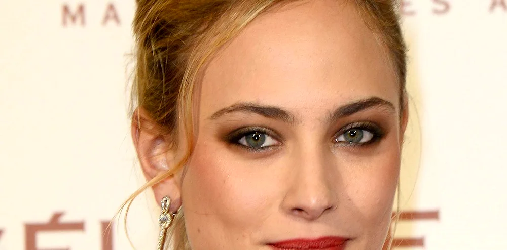 Nora Arnezeder