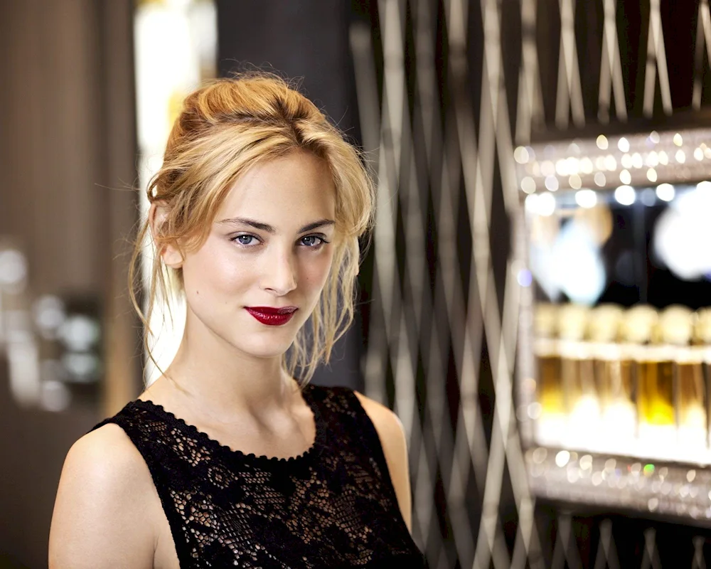 Nora Arnezeder