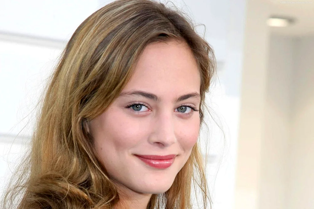 Nora Arnezeder