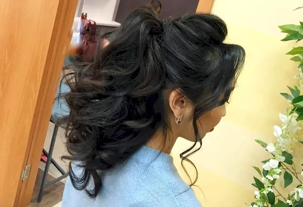 Voluminous ponytail with curls
