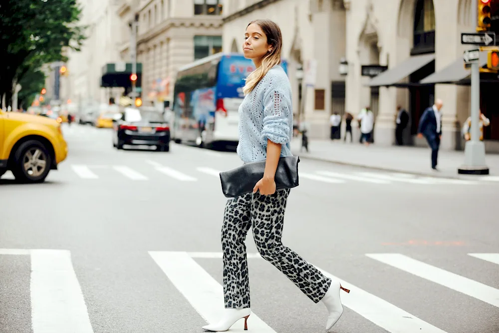 A look with leopard trousers