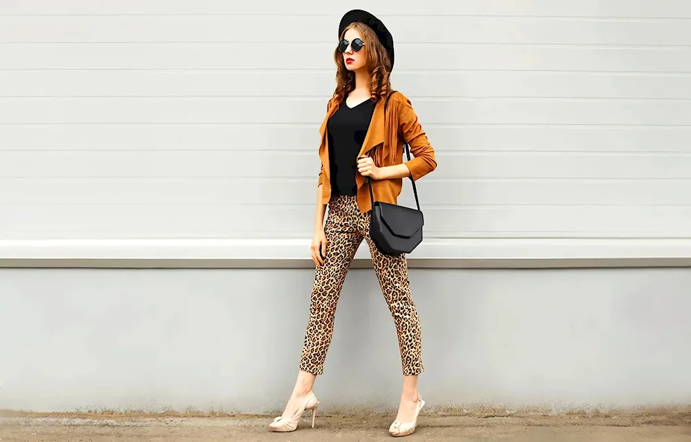 A look with leopard trousers