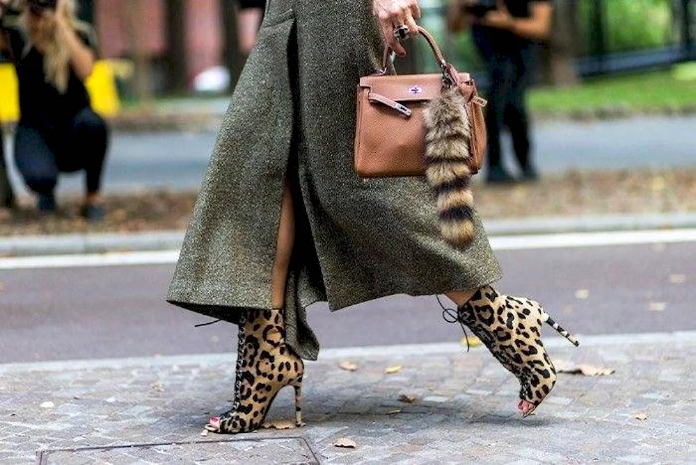 A look with leopard shoes