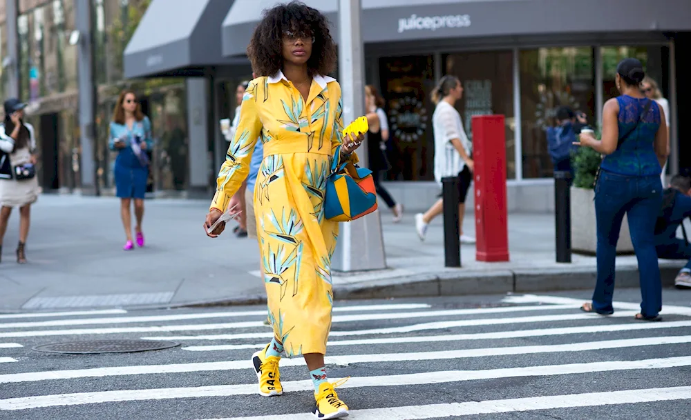 A look with yellow sneakers