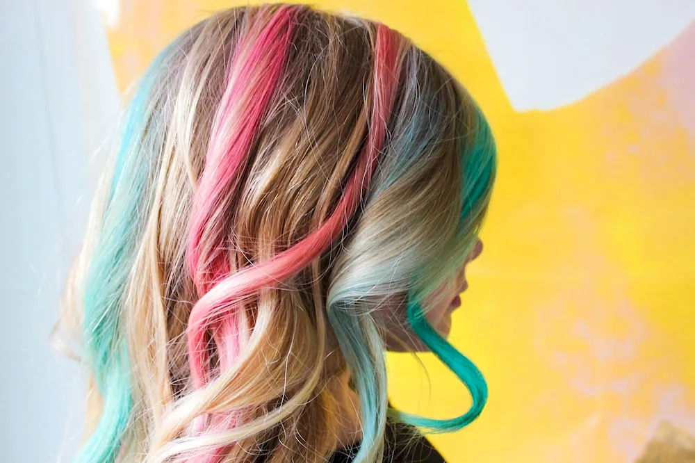 Coloured strands in the hair