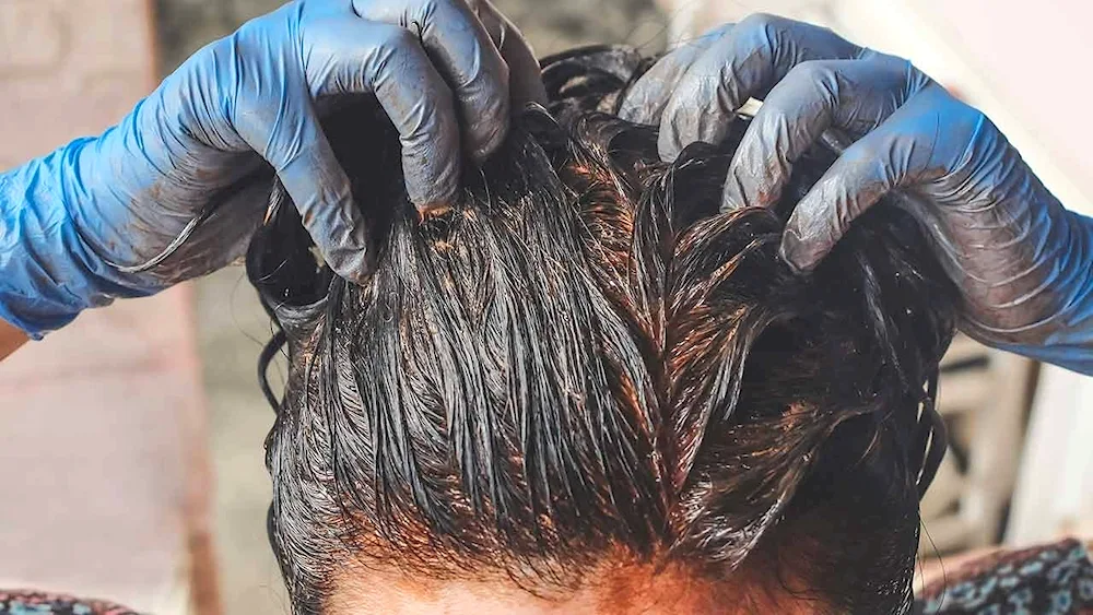 Henna hair dyeing