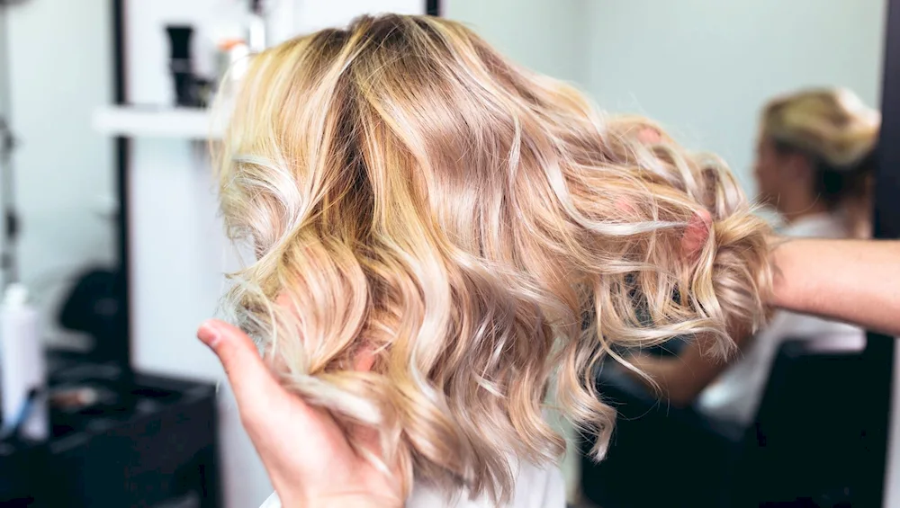 Hair colouring in the salon salon