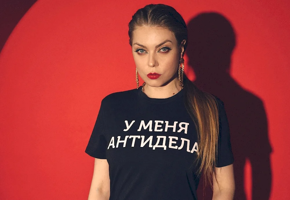 Oksana Pochepa shark