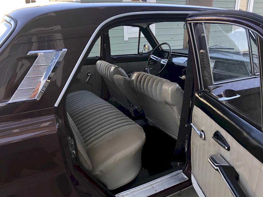 Olive saloon GAZ 24
