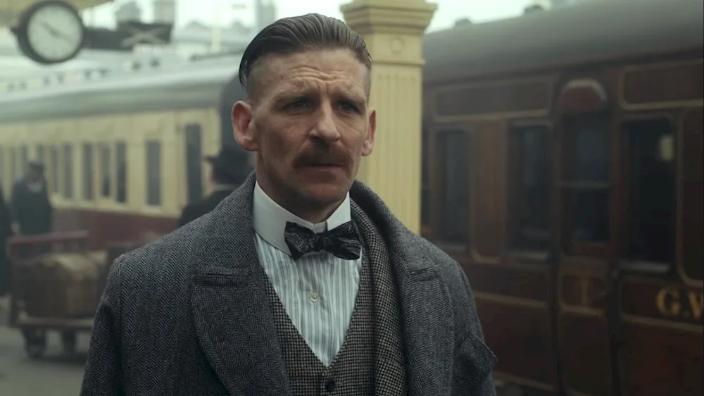 Killian Murphy hairstyle sharp visors