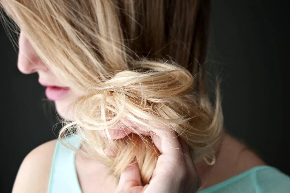 Desktop wallpaper Curls of flying hair blue