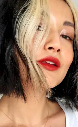 Lightened strands at the face of the bob