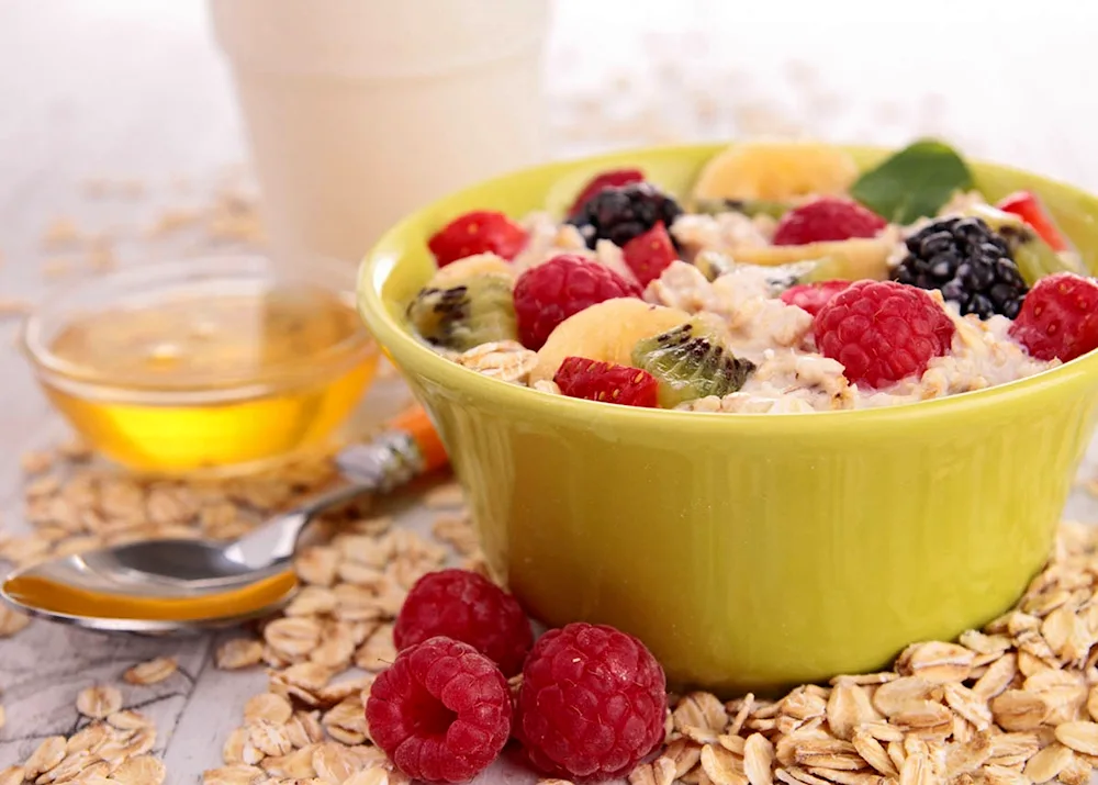 Oatmeal porridge with fruit