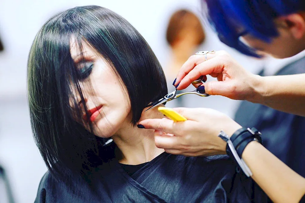 Flattering haircut without fringes 2022