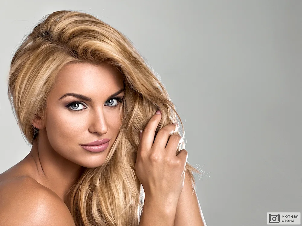 Sheryl Cole honey coloured hair