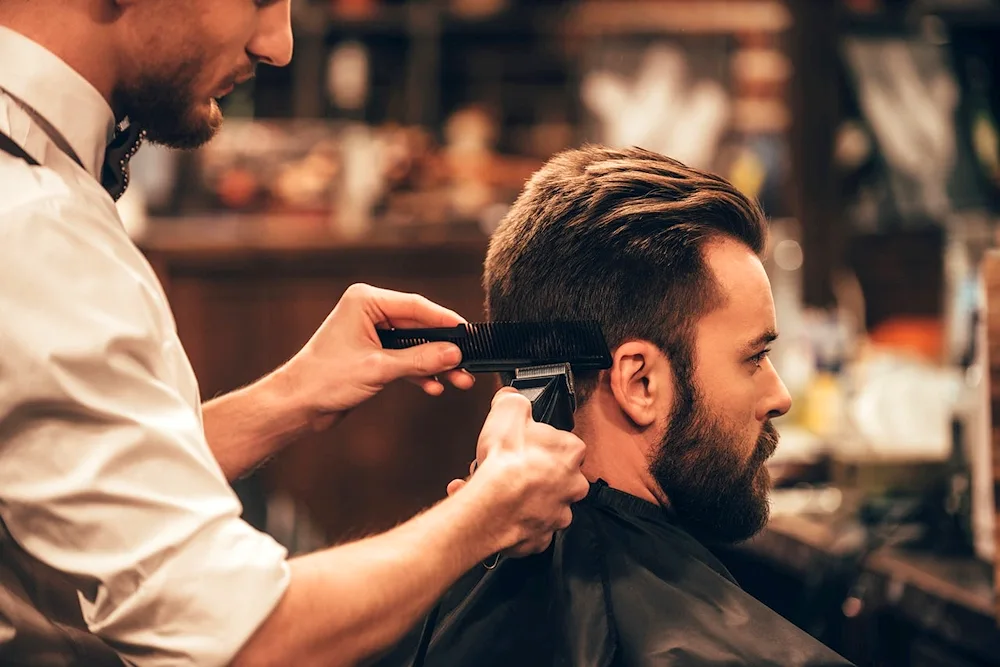Men's haircut in salon