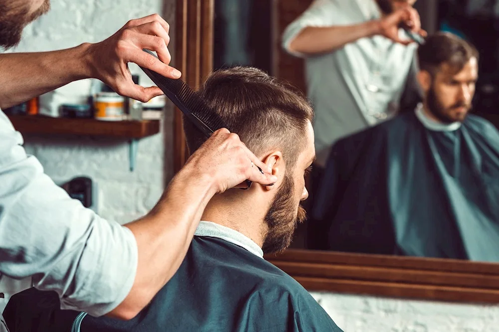 Men's haircut in salon