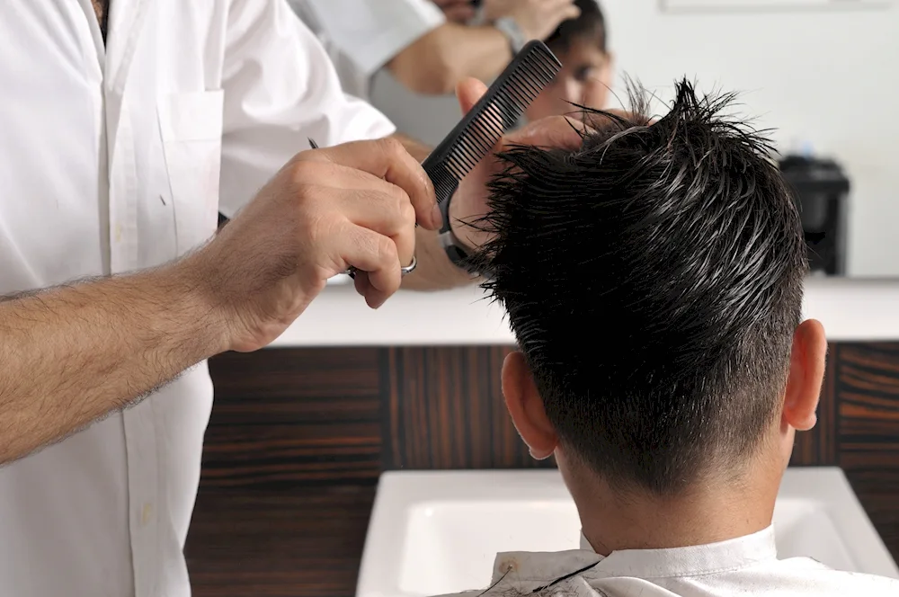 Men's haircut with machine