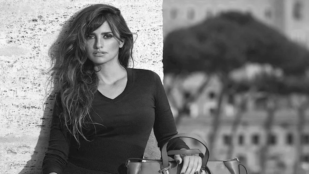 Penelope Cruz and Salma Hayek gangbangs