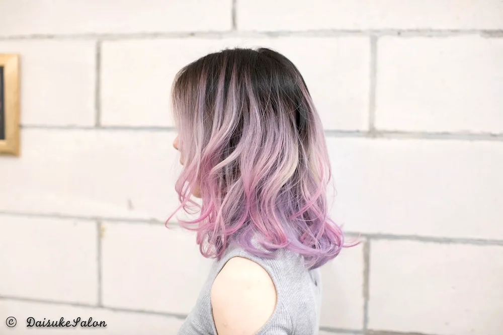 Peppel hair with pink strands