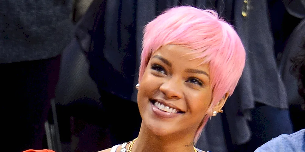 Singer Rihanna with short haircut