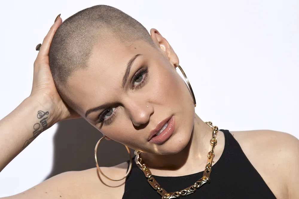 Singer Glory bald
