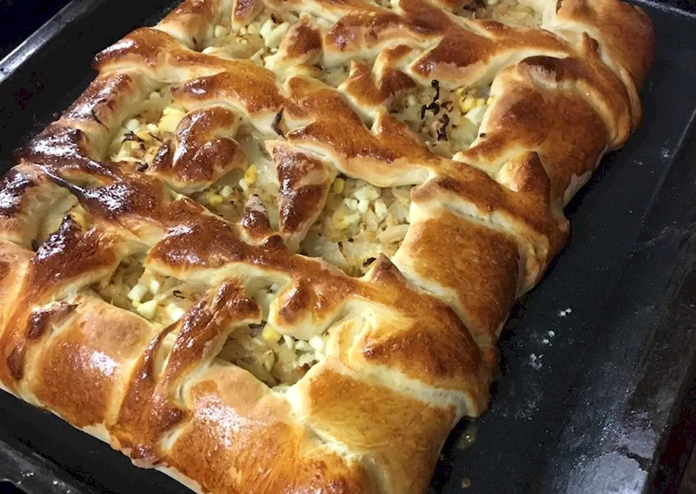 Cabbage pie in the oven with yeast dough
