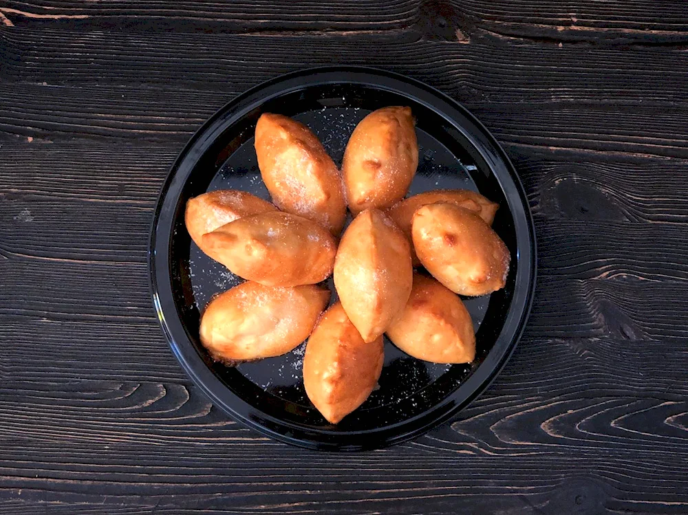 Pirozhki with apples