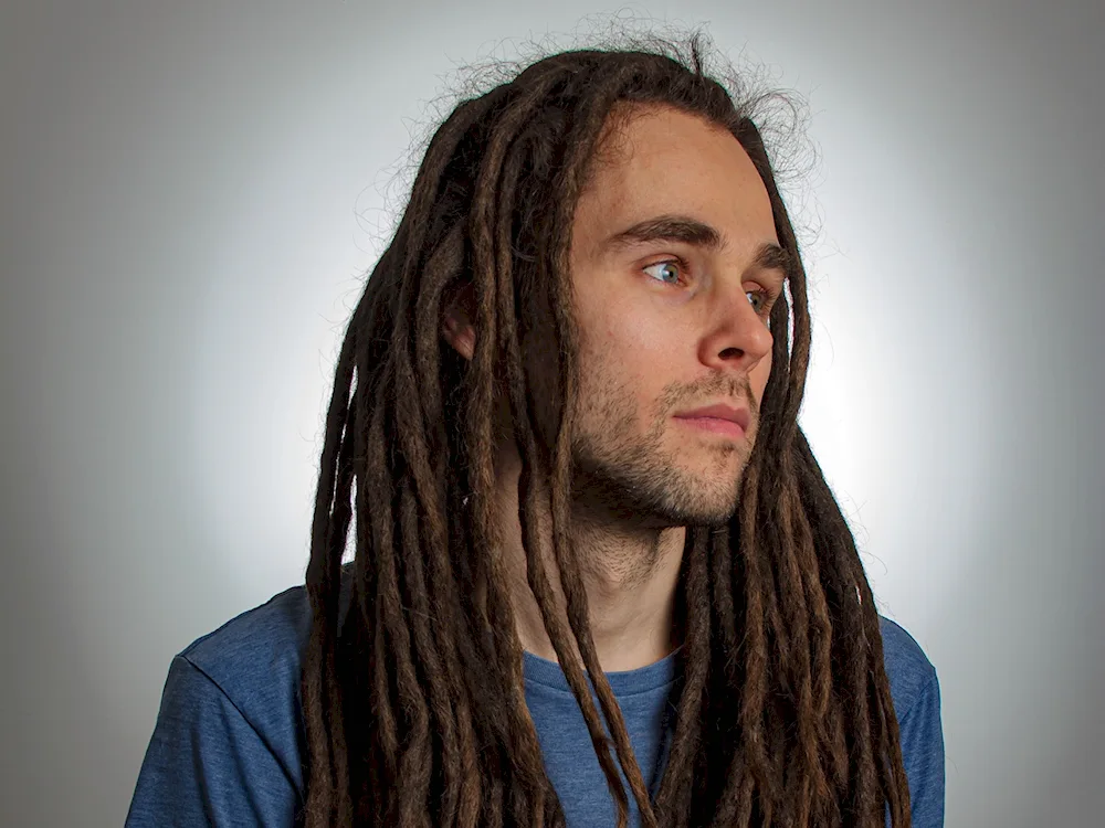 De dreadlocks on the back of the head