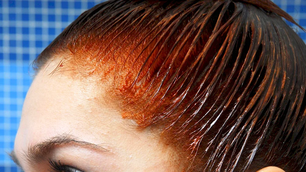 Hnail colouring on women's head