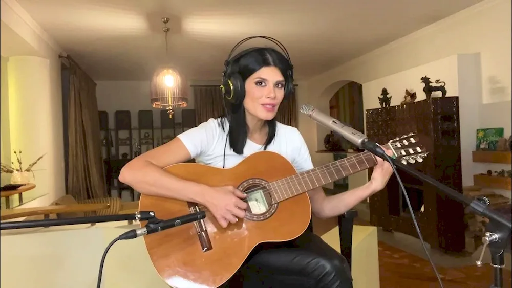 Poet Sola Monova
