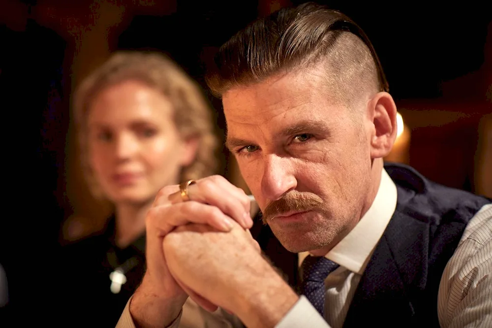 Sharp visors Arthur Shelby hairstyle