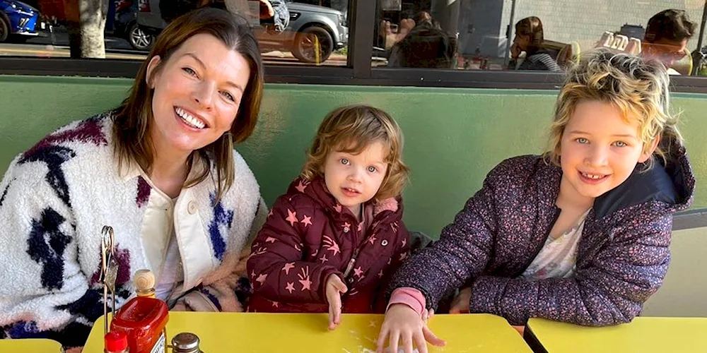 Paul Anderson and Milla Jovovich with daughters