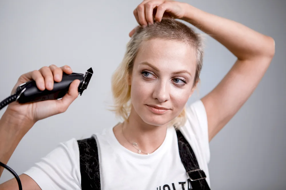 Polina Maksimova bald