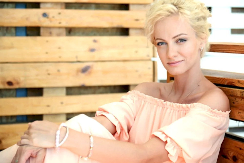 Polina Maksimova with short haircut
