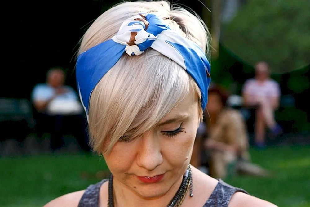 Stylish headscarf hairstyles with bandana