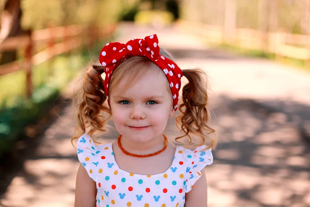 Golden tiara hairstyle for kindergarten graduation