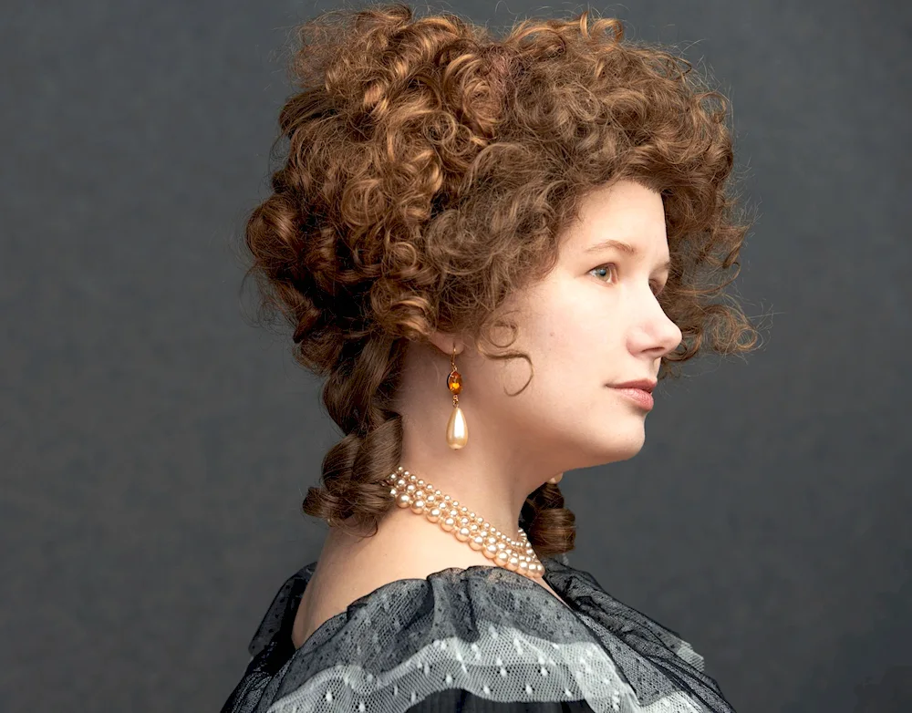 Fontange hairstyle 17th century France