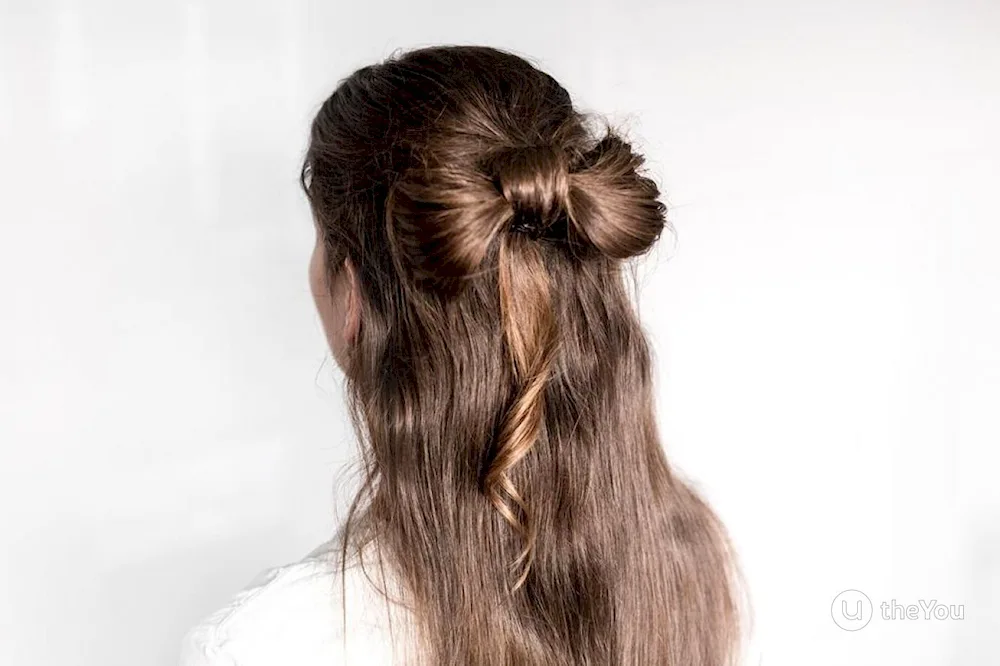 Bundle and loose hair hairstyle for a girl