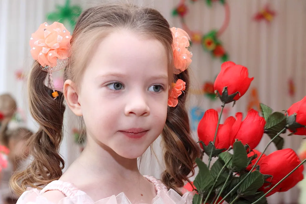 Golden headband hairstyle for girls for matinee