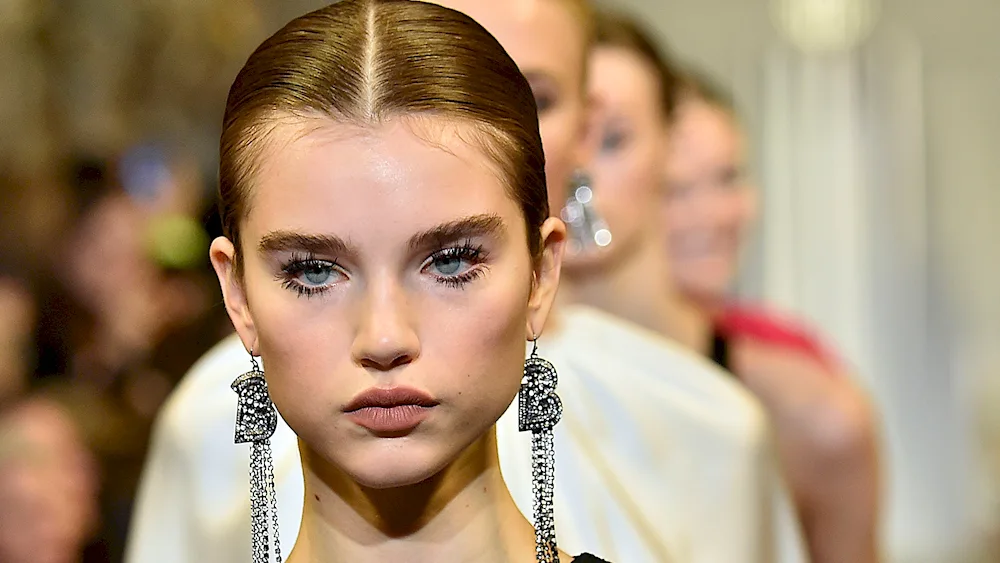 Feminine parted hairstyle