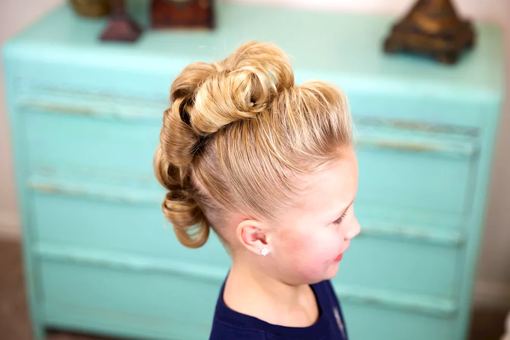 Girls graduation hairstyle for kindergarten