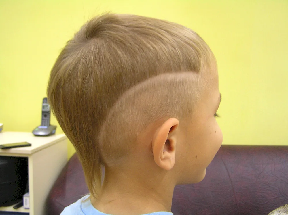 Boy haircut with machine