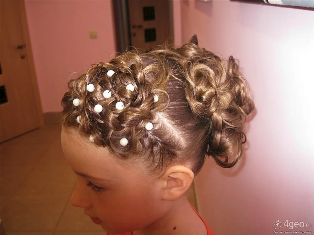 Pretty hairstyles for matinee for girls in kindergarten