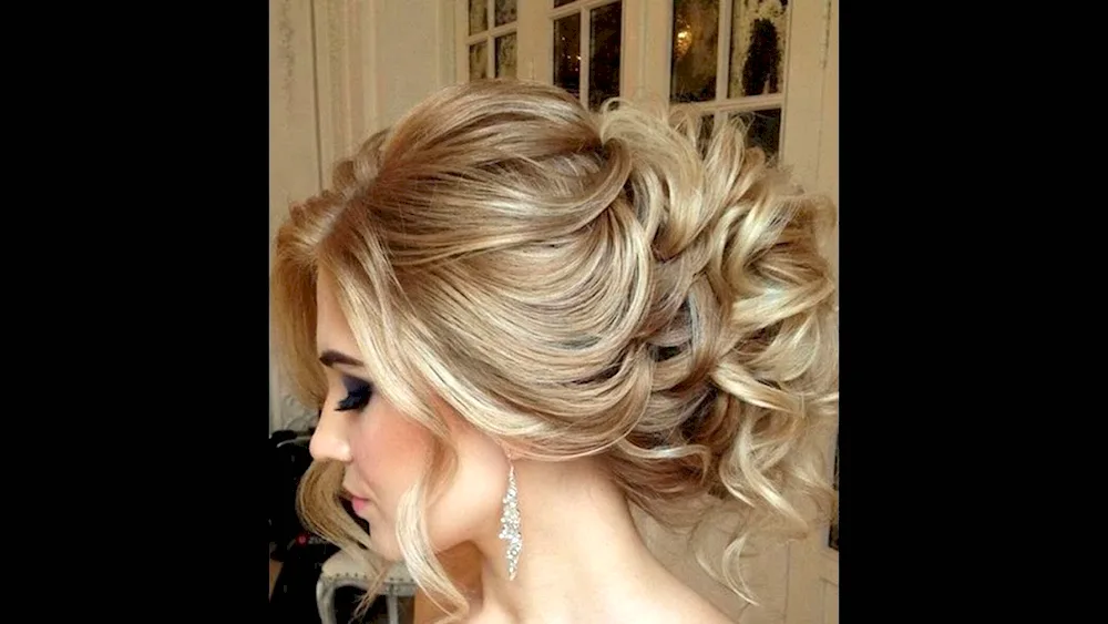 Evening hairstyles for medium hair. prom hairstyles