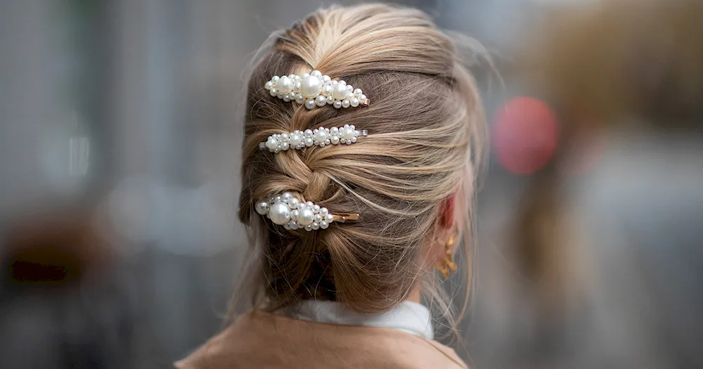 Hairdresses with hairpins