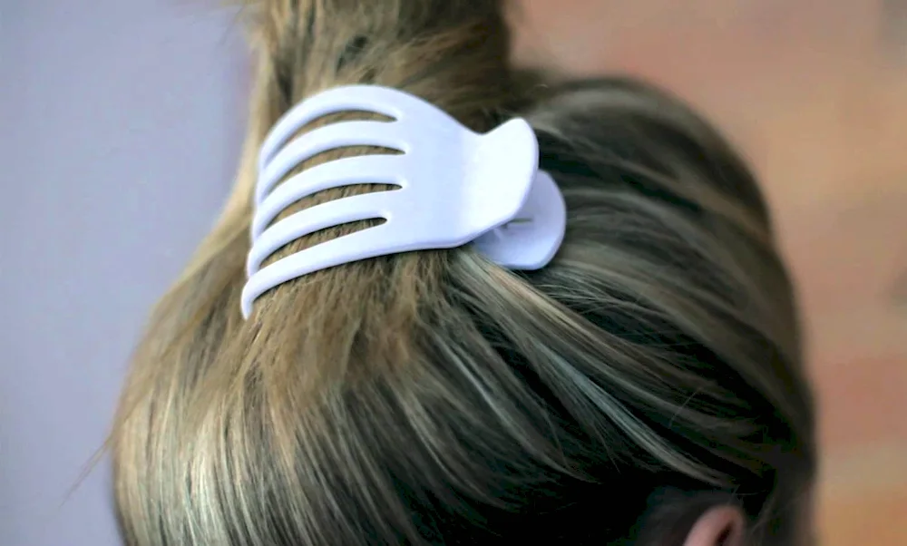 Hirstyles with crab hairpin