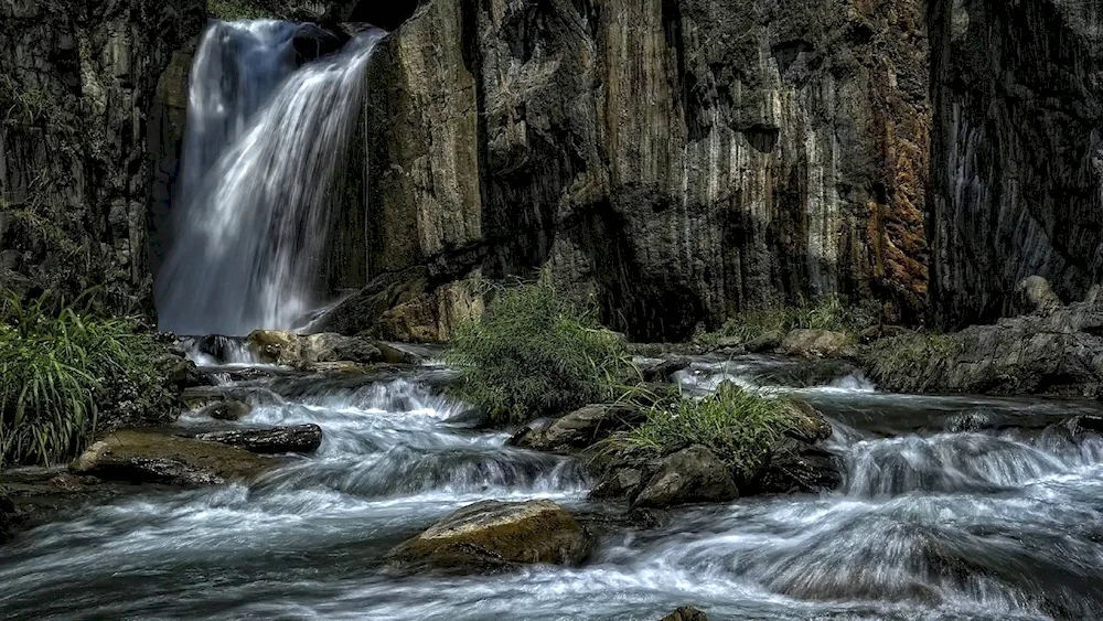 Thomas Akole Waterfalls
