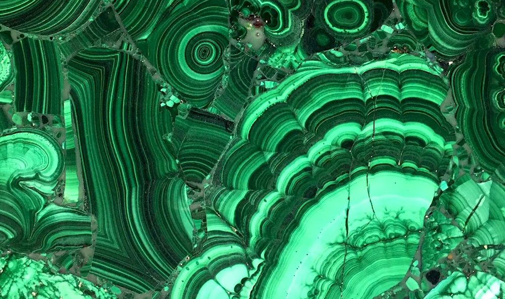 Radially radiant malachite